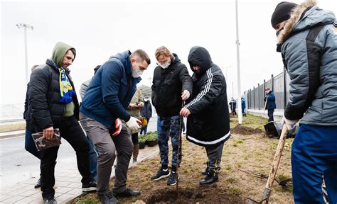 После прошлогодней пятой строчки и выхода в лигу европы клуб финишировал на скромном. Карпин с футболистами "Ростова" посадили деревья у "Ростов ...