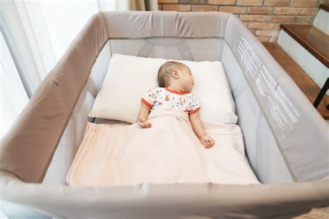 Aku udah lama nunggunya nih ucap nia kesal aku udah nyampe nih. Review: Nuna Sena Aire, Baby Crib Praktis Dibawa ke Mana ...