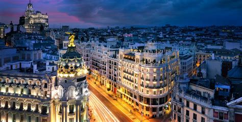 The nerve centre of spain, both physically and culturally, madrid is what madrid lacks in beaches and coasts it makes up for in art galleries, large open lush gardens, streets lined with. Noche: Sol - Gran Vía | Turismo Madrid