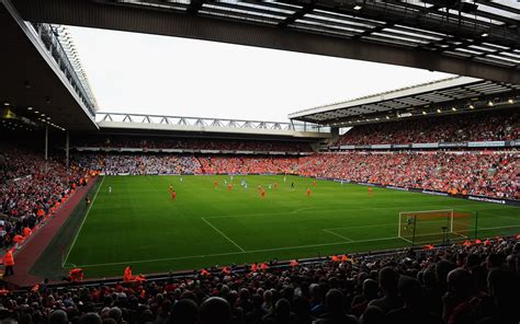 También se pueden seleccionar lugares de juego históricos. Liverpool F.C. (Football Club) of the Barclay's Premier League