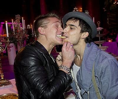 Eric saade sjunger sin version av anders moneybrother wendins låt born under a bad sign under så mycket bättre 2017. emdbild