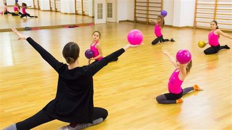 Fitball,tappetini, pesi, palle mediche, elastici e trampolini. Corsi di Ginnastica Ritmica - Istituto Giovanni Paolo II