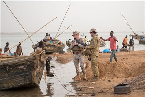 Ferrer-Dalmau pinta a los legionarios en Mali | La Voz de Almería