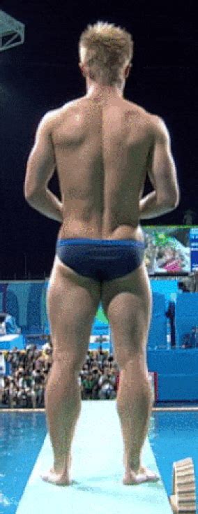 — tennis gifs 🎾🎥 (@tennis_gifs) july 24, 2021 reacting to the situation players are being faced with following his straight sets win against bublik, medvedev called on olympics tennis authorities to reschedule matches to cooler periods of the day and for them to allow players lengthened changeover times after describing the heat during. Jack Laugher e l'olimpica strizzata di chiappe - la gif ...