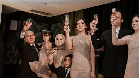 Beberapa artis cilik masih bergelut di dunia hiburan seperti, joshua, tina toon dan tasya kamila. 6 Potret Dena Rachman di Acara Pernikahan Adiknya, Tampil ...