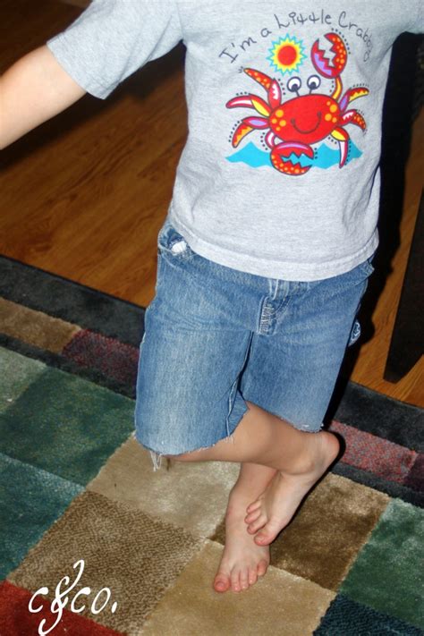 If done correctly, this should create a straight, diagonal line going slightly downwards. How to Repurpose Jeans into Shorts
