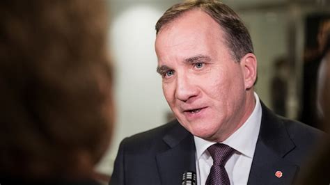 12 augusti 2021 löfven och carlsson står framme vid podiet under en pressträff. Statsminister Stefan Löfven i trafikolycka - oskadd - P4 ...