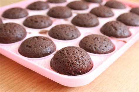 This tasty cake pop recipe is great for making cake pops in all shapes, sizes and colors. Recoie For Cake Pops Made Using Moulds : Eats Cake Pops ...