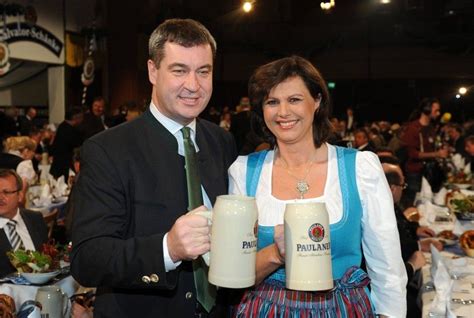 Der kabarettist maximilian schafroth beim starkbieranstich auf dem nockherberg. Mit sichtlichem Wohlgefallen verspottet | Nockherberg ...