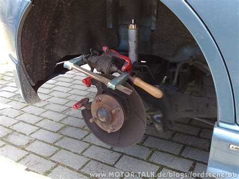 Drehen sie die glühbirne um eine viertelumdrehung, um sie zu lösen. Reparaturanleitung Brems- klötze/scheiben Hinterachse ...