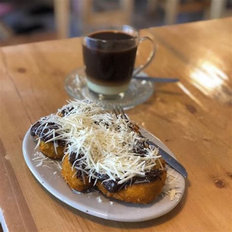 Pada dasarnya sketsa ini digunakan untuk sebagai sebuah kerangka dalam karya seni, bukan hanya untuk seni melukis saja. Foto Secangkir Kopi Dan Pisang Goreng