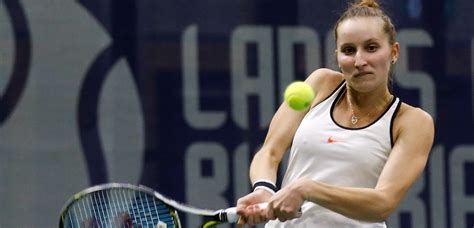 Česká tenistka markéta vondroušová (* 28. Mladičká Vondroušová zahájí sobotní dvouhry proti ...