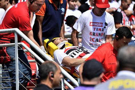 Assistir jogos do sao paulo fc online, via internet, é possível, aqui na tv sao paulo futebol ao vivo, totalmente grátis!. Vídeo: durante jogo do São Paulo, torcedor cai de ...