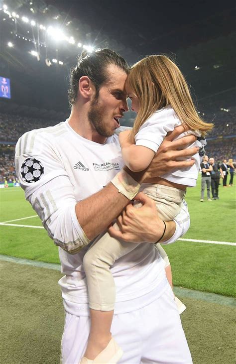 So it's no surprise that man of the moment, gareth bale wanted to treat his family to a special holiday following the euro 2016, as they enjoyed a trip to a beautiful spanish island. Gareth y Alba Violet | Gareth bale, Real madrid, Bale 11