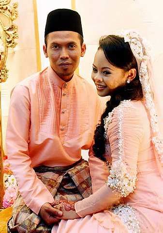 Dunia hiburan dikejutkan dengan pemergian siti sarah yang meninggalkan empat anak hasil perkahwinan dengan shuib pada 26 februari 2011. lovely: ** GaMbar PeRkaHwiNan ShUib Dan SiTi SaraH**