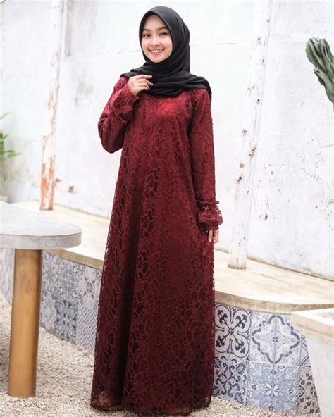 Cape dapat dibuat mekar dan mengembang. Brokat Kombinasi Warna Gold Dan Maroon - 10 Inspirasi Seragam Bridesmaids Warna Merah Siap Curi ...