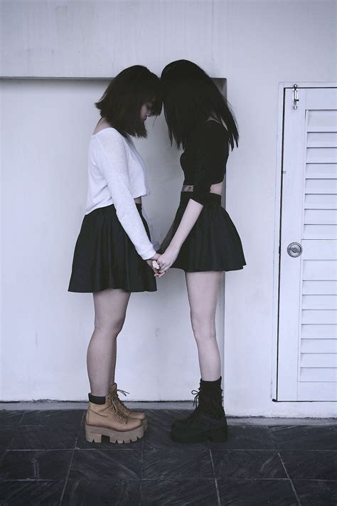 Asian street style. Korean Couple, Korean Girl, Asian Girl, Lesbians Kissing, Cute Lesbian