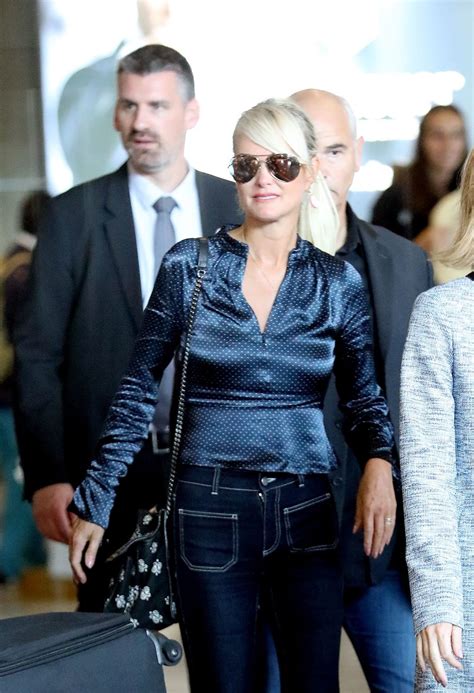 Le rockeur superstar est seul, à la recherche de l'amour qui lui fait défaut. Laeticia Hallyday de retour à Paris : Une arrivée très ...