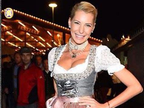 Eigentlich ist giulia siegel in der breiten bevölkerung als model, fernsehmoderatorin oder dj bekannt. Rate-Promi: Praller Promi-Busen! Wer zeigt uns hier sein ...