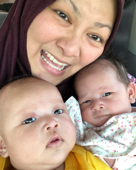 Bagaimana cara membuat anak jumat lucu lelucon lucu gambar lucu. VIDEO "Pelukan Mama Penuh Kasih Sayang" - Gelagat Comel ...