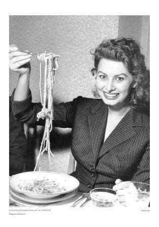 A lo práctico.¿que vienen invitados? spaghetti & Sophia :) | Sophia loren, Sofia loren, Italian ...