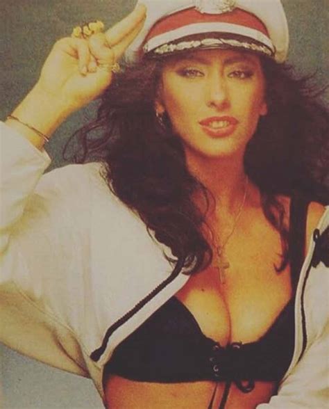 Oggi cinquantaduenne, la cantante genovese lascia il seguito a bocca aperta per la spettacolare forma fisica. Sabrina Salerno cinquantenne super sexy: è sempre uno ...