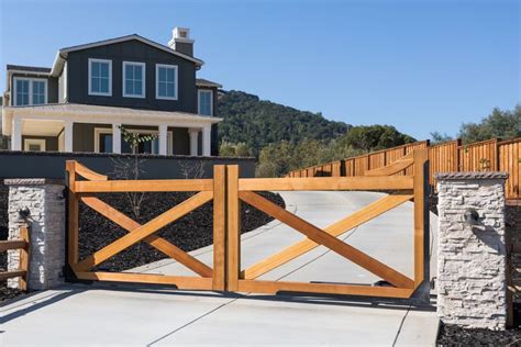 Beautiful custom driveway gates with unique themes & designs: Farmhouse Driveway Gates in 2020 | House front gate ...