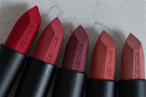 Ga bij kleinere lippen voor een lichtere kleur. Catrice-Demi-Matt-Lipstick-Farben-2 - InnenAussen