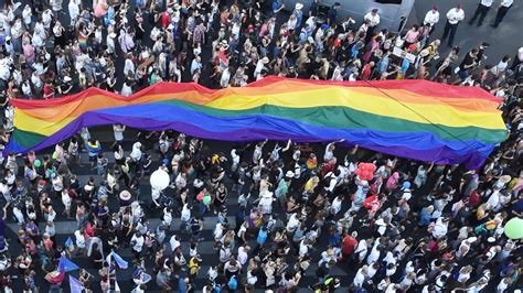 In dem land sollen jugendliche nicht mehr über homosexualität informiert werden. Viktor Orbán hat sich wieder gegen Gay Familien ausgesprochen