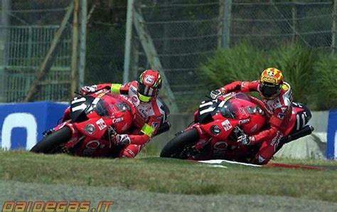 Bavlněné triko ideální pro volný čas se slavnostní grafikou na hrudi. Suzuka 8 hour, Colin Edwards and Valentino Tossi | バレンティーノ ...