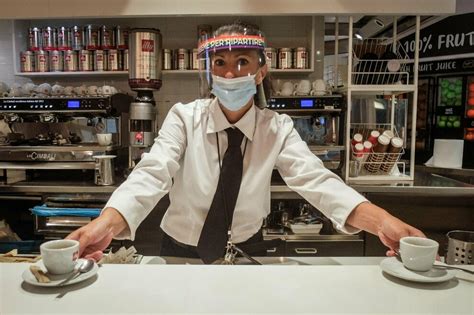 Niente caffè veloce né aperitivo al chiuso, anche in quelle regioni che hanno cambiato fascia di rischio. TELENORD - Liguria in zona gialla, Coldiretti: "Bar e ...