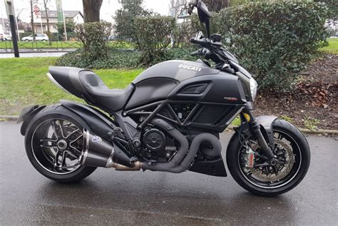 The 2011 model year diavel debuted in november 2010 at the eicma motorcycle show in milan. DUCATI Diavel Carbon 2017 - Vente motos Roadster