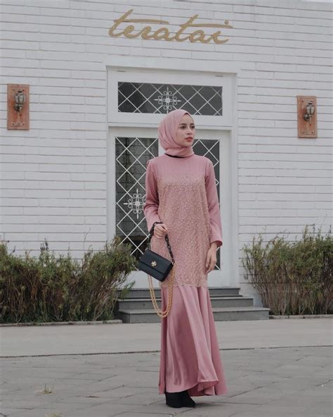 Modern, pesta, kondangan, kombinasi, mewah, polos, satin & sifon. 45+ Model Gamis Brokat Kombinasi Modern Terbaru 2020