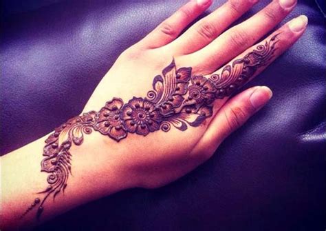 Kumpulan desain henna pengantin, for fun, tangan & kaki mahendi india langsung saja disini . Kumpulan Gambar Lukisan Henna Simple dan Cantik Untuk Pemula