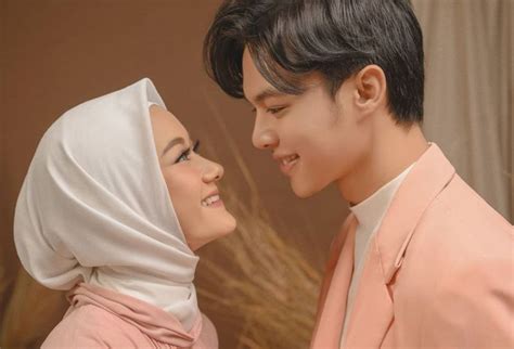 Rey mbayang dan dinda hauw (instagram/dindahw). Berakhlak Baik dan Romantis, Bukti Rey Mbayang Suami Idaman Dinda Hauw : Okezone Lifestyle
