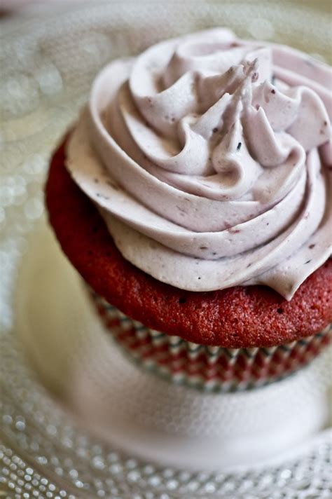 It's not weighed down with heavy cream cheese but paired with the most delicate whipped ermine frosting. Icing For Red Velvet Cake - South Your Mouth: Mama's Red ...