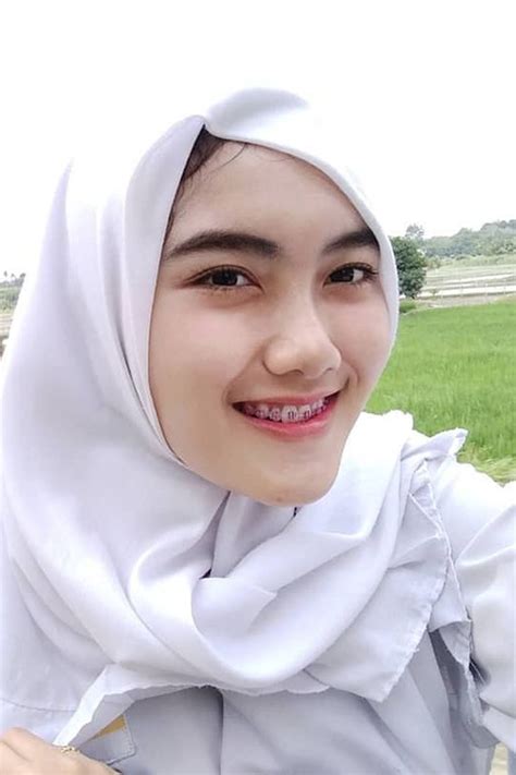 Misalnya, anda menggunakan foto dari salah satu orang selebriti terkenal, kemudian anda menempatkan wajah anda pada foto selebriti tersebut. Kumpulan Foto Siswi SMA Pakai Hijab yang Cantik Dan Manis ...