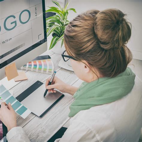 Un graphiste qui se lance dans son activité de freelance, doit facturer au moins 300/330€ la tous comme le salaire d'un employé parisien, le salaire d'un entrepreneur va lui aussi être impacté par cela. Comment devenir graphiste freelance ? - LegalPlace