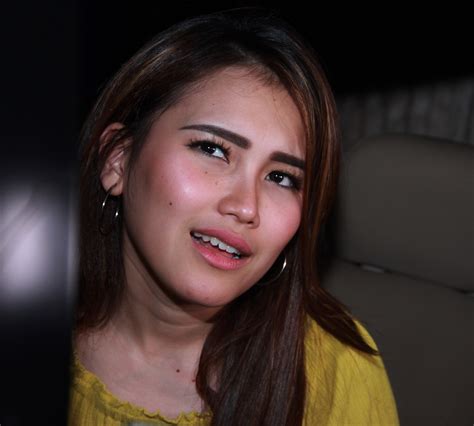 Setelah sebelumnya merilis single cemburu mantanmu, kini swara bintang bersama ayu ting ting kembali lagi meramaikan. VIDEO Ayu Ting Ting Semprot Haters, Marah Dihina Jadi ...