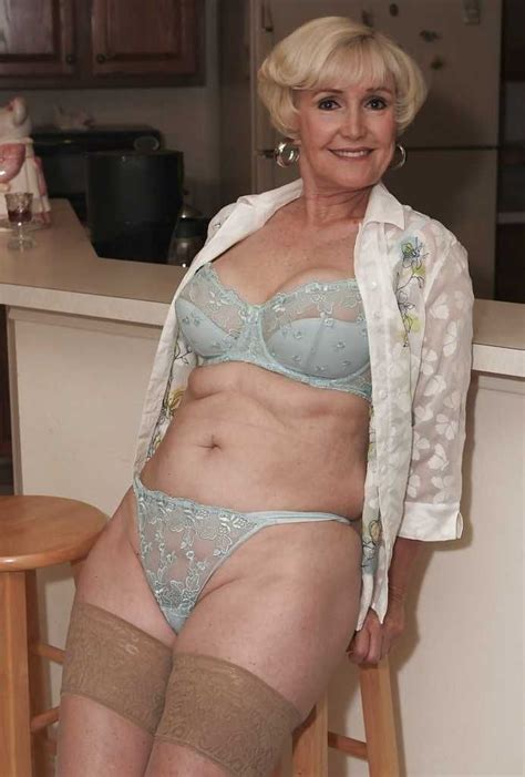 Looking for more camel toe? Mature lola.