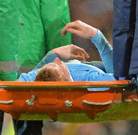 Kevin de bruyne muss vom platz getragen werden. sp-Fußball-England-League-Cup-HF-Manchester-City-Everton ...