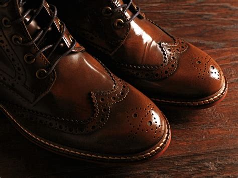 قد يكون الحذاء الأسود في الحلم مناسبًا للأفراد فقط ، مما يعني أنه مرتبط بأشخاص يتمتعون بمكانة مهمة في المجتمع. الحذاء البني في المنام للعزباء بمختلف تأويلاته