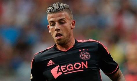 Toby alderweireld has dark blond straight hair which he keeps short to a medium length. toby alderweireld