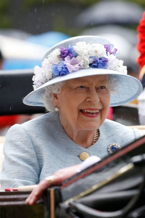 Последние твиты от reine elizabeth (@maricclaudette). Reine Elizabeth II, à 93 ans elle assure 100% de présence au Royal Ascot