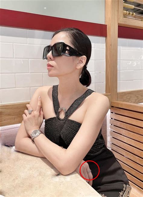 Tỉ lệ cổ tức sẽ được quy ra trên mệnh giá, mỗi cổ phiếu niêm yết trên thị trường chứng khoán việt nam đều có mệnh giá là 10,000. Lệ Quyên và 'tình trẻ' Lâm Bảo Châu đeo nhẫn đôi sau khi ...