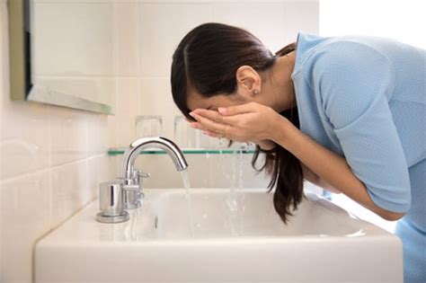 Testing shows that warm water or hot water helps accelerate fading in darker colors. Should you wash your face with hot or cold water? This is ...