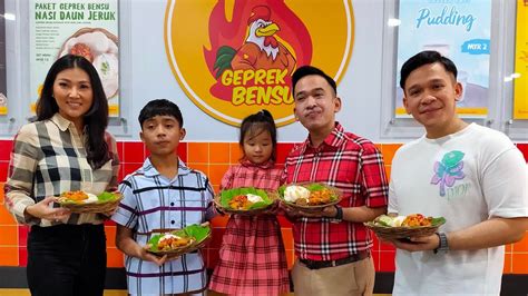 Geprek bensu menjadi incaran banyak orang hingga harus mengantre panjang untuk bisa menikmati makanan tersebut. Ambil Untung Seribu Rupiah dari Geprek Bensu, Ruben Onsu ...