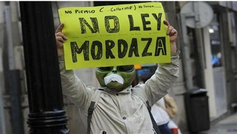 El pleno del congreso español ha aprobado este jueves la polémica ley de seguridad ciudadana, conocida por sus detractores como 'ley mordaza' por la restricción de la libertad de expresión. Ley Mordaza: Multa de 300 euros por llamar "colega" a un policía | Cubadebate - Linkis.com