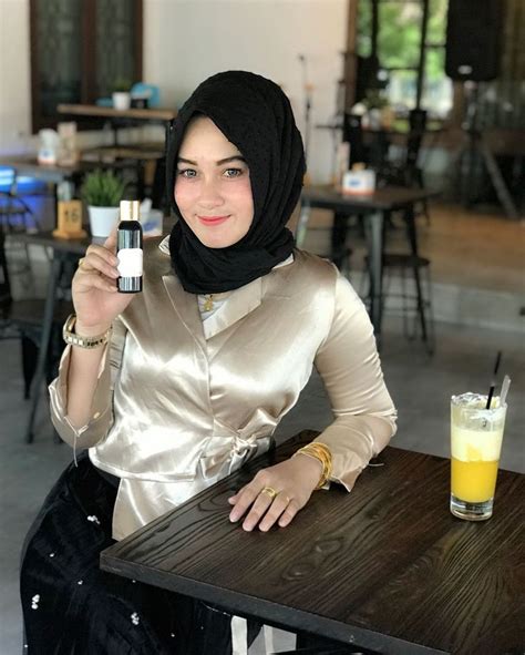 Setidaknya 100 juta orang telah mengandalkan tinder sebagai aplikasi untuk menemukan pasangan. Janda Muslimah Baru Cari Jodoh | Wanita, Pakaian wanita ...