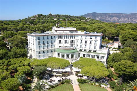 Completed in january 2001, the tower was the first skyscraper of the 21st century to be completed in the city. The Grand-Hôtel du Cap-Ferrat: a glamorous destination